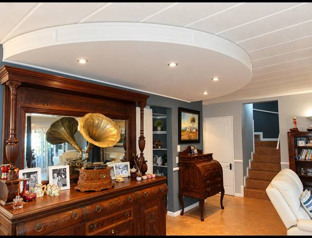 4 BEDROOM SECTIONAL TITLE TO LET IN CARIBBEAN BEACH